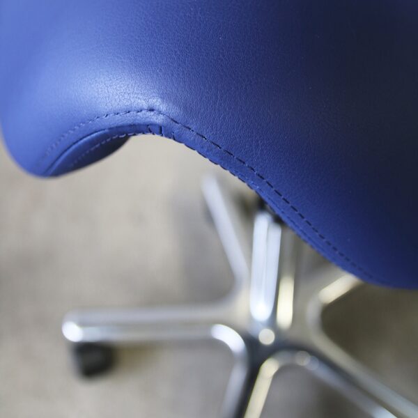 Detailbild eines lento Sattelstuhl wahlweise mit und ohne Rückenlehne in blauem Kunstleder