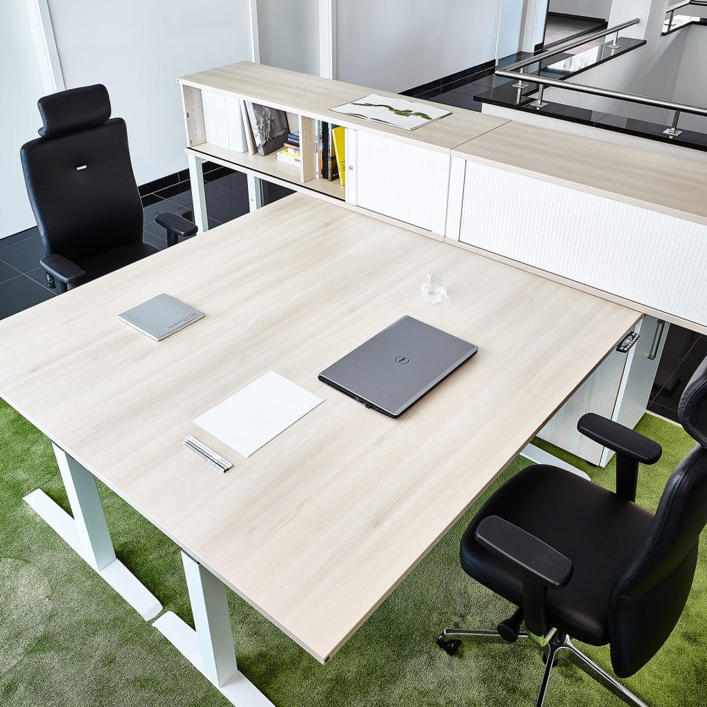 bild eines doppelarbeitsplatz mit elektrisch hoehenverstellbaren schreibtischen und lento agilis chefsesseln in echtleder mit kopfstuetze direkt vom deutschen buerostuhlhersteller