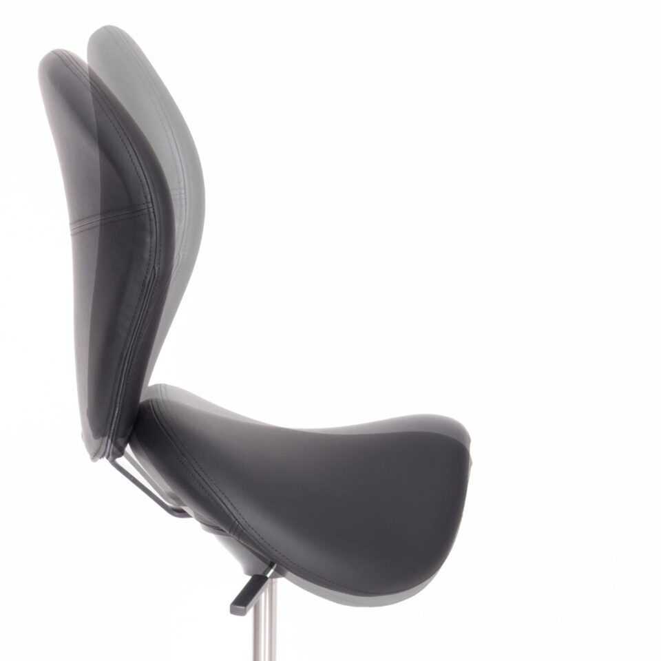 Bild zur ergonomischen Wippfunktion von lento Arzthocker Praxishocker Sattelstuhl in Kunstleder schwarz