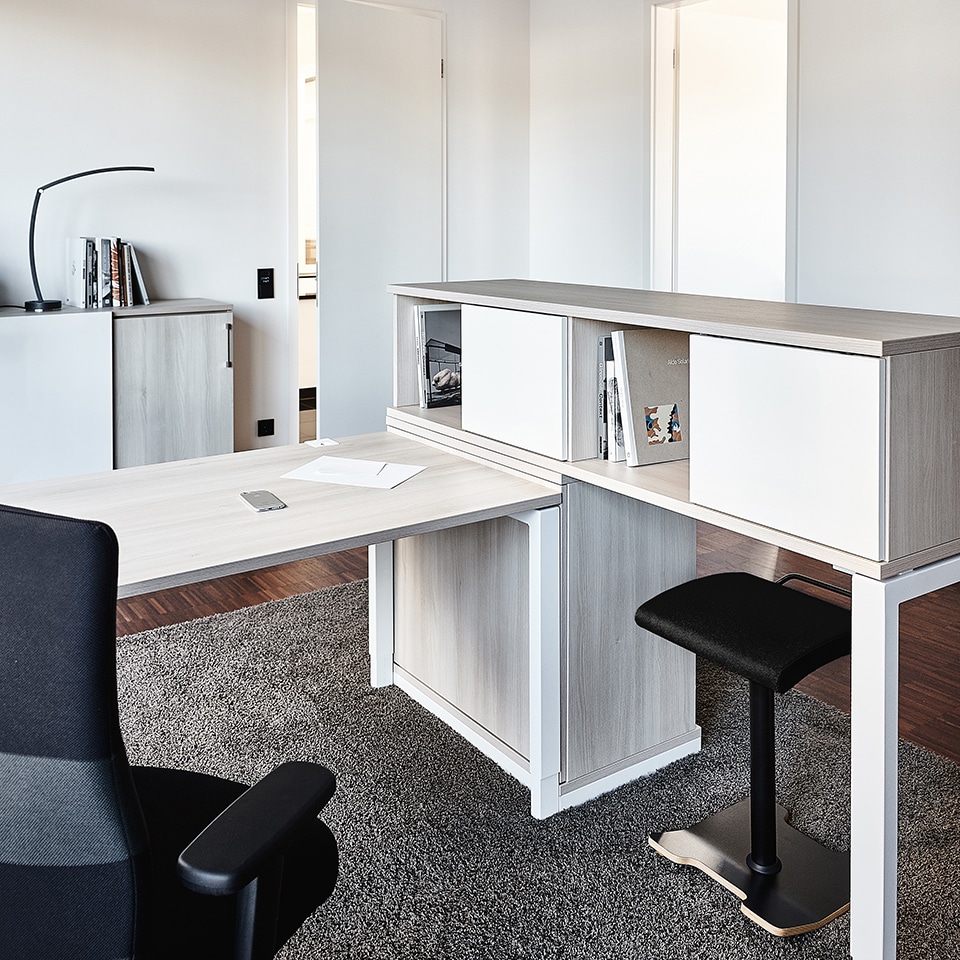 bild eines ergonomischen arbeitsplatz lento cosinus mit dekor und schiebetueren zur bueroausstattung bueromoebel leasing