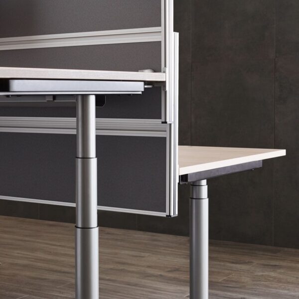 detailbild eines doppelarbeitsplatz mit steh sitz schreibtisch elektrisch hoehenverstellbar made in germany von lento mit akustiktrennwand