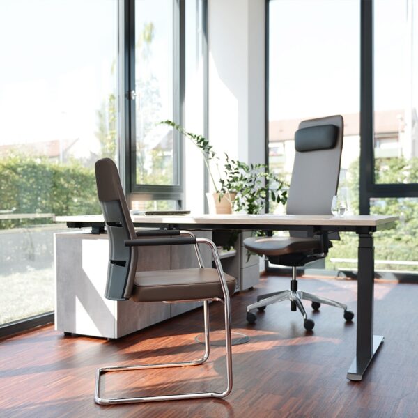 Arbeitszimmer mit elektrisch höhenverstellbarem Tisch