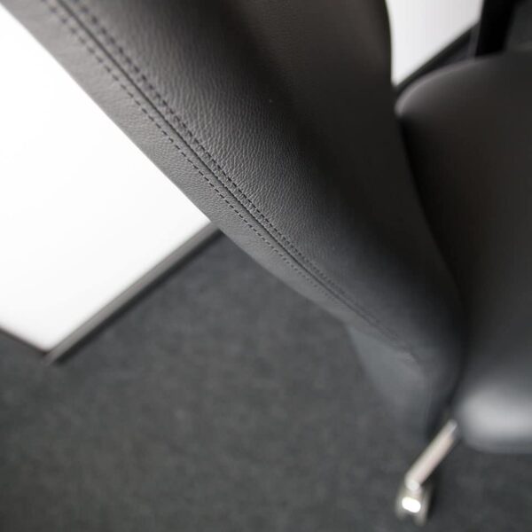 Detailbild der extra hohen Rückenlehne für Bürostuhl in Übergröße für besonders schwere oder große Menschen in Echtleder schwarz direkt vom Hersteller lento