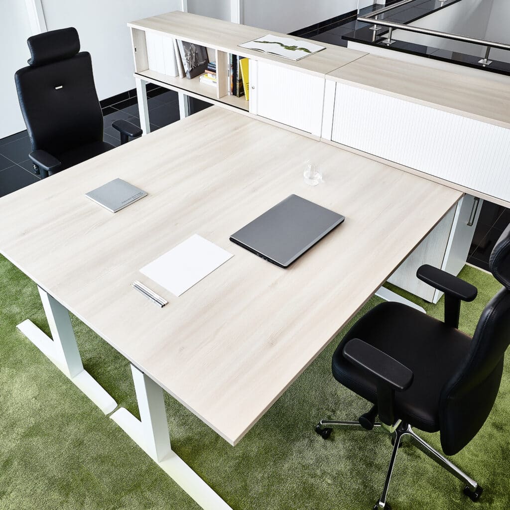 Ergonomischer Arbeitsplatz mit Sitz-Steh-Schreibtisch lento