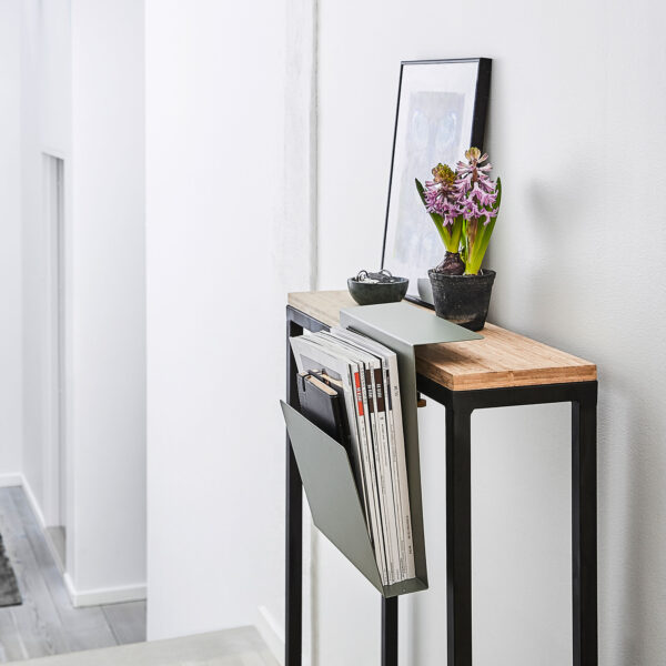 lento Schreibtischzubehör: Detailansicht Zeitungsständer grün mit Tischklemme