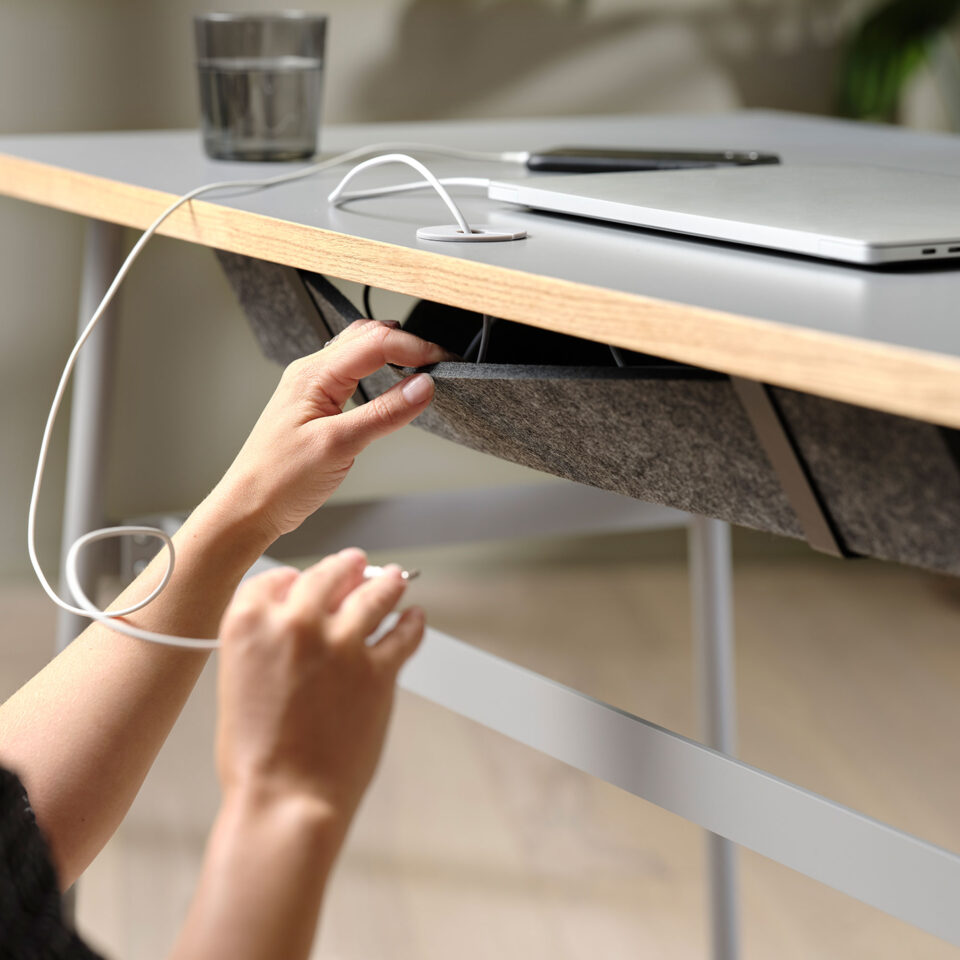 Schreibtischzubehör: Detail vom Kabelkanal Filz in 3 Größen