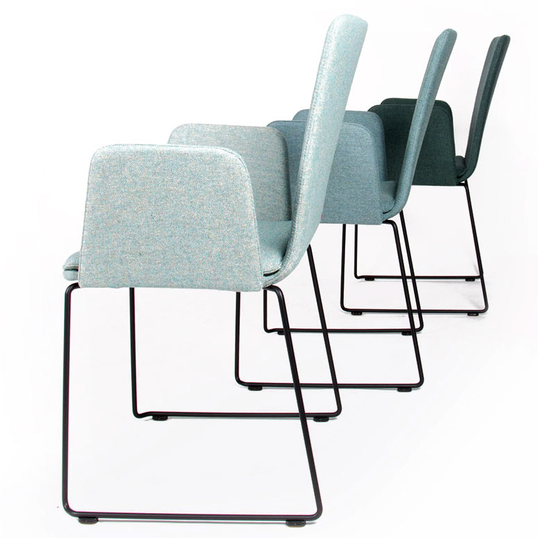 Bild einer Sitzgruppe lento Kufenstuhl | Besucherstuhl |Konferenzstuhl | Polsterstuhl mit Armlehnen - Modell sitting smart in Stoff grün