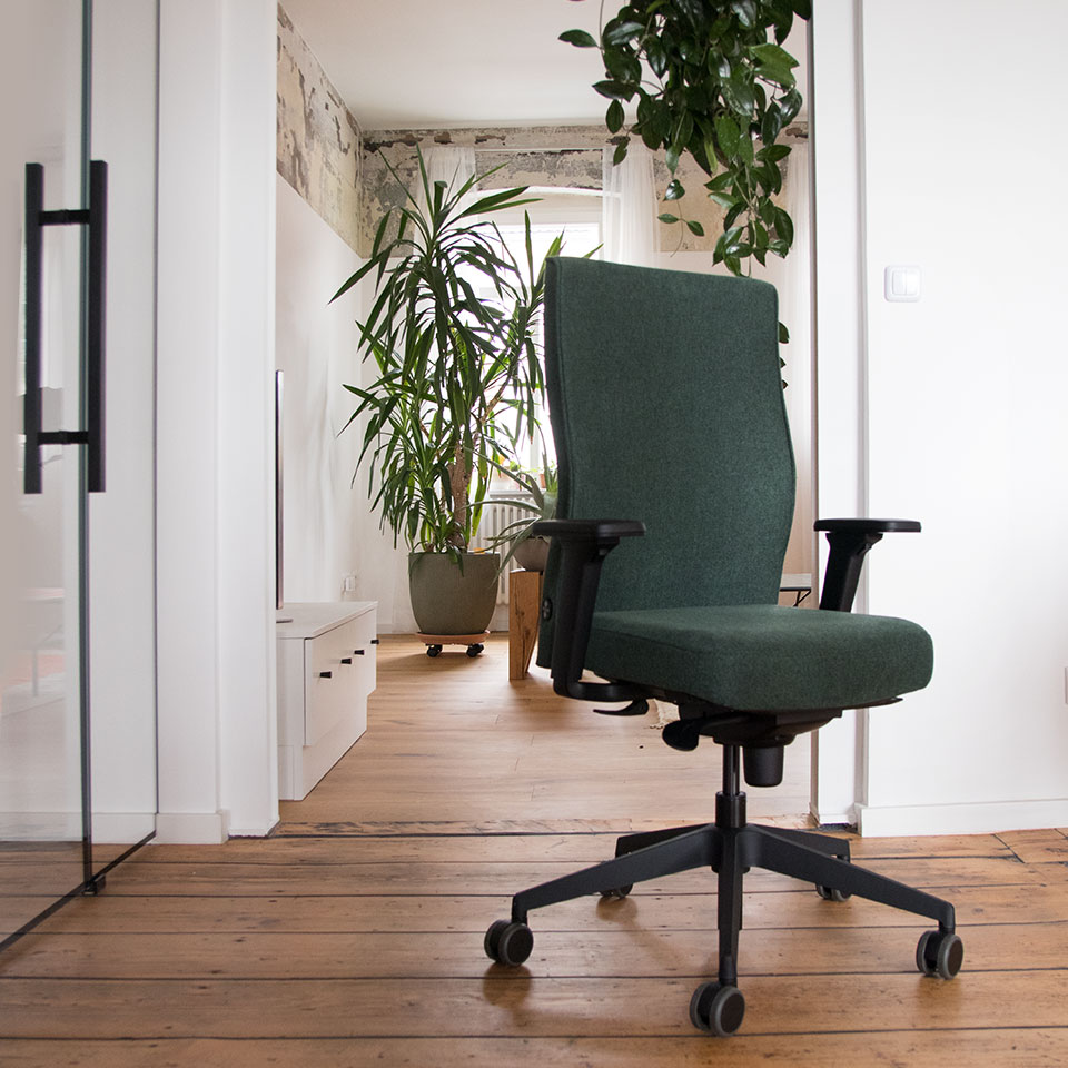 agilis genesis ergonomischer Bürostuhl grün in wohnlicher Atmosphäre fotografiert