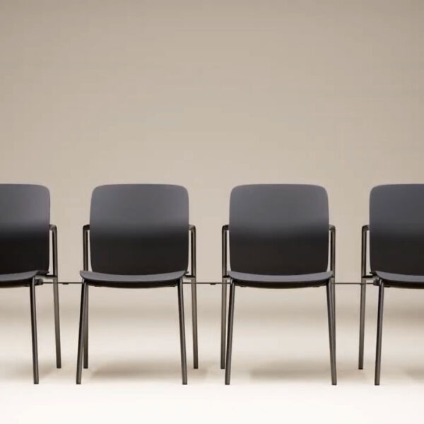 lento Vierfuss Stuhl light 2.0 mit Armlehnen ergonomischer Besucherstuhl - verkettbar