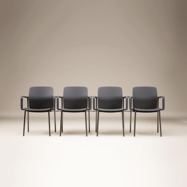 lento light 2.0 Stapelstuhl günstig / Vierfuß Stuhl mit Armlehnen - verkettbar für eine geordnete und sichere Anordnung