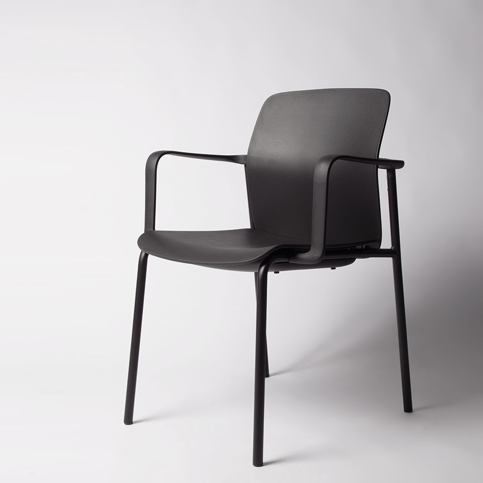 lento light 2.0 Stapelstuhl verkettbar günstig schwarz mit Armlehnen im Halbprofil