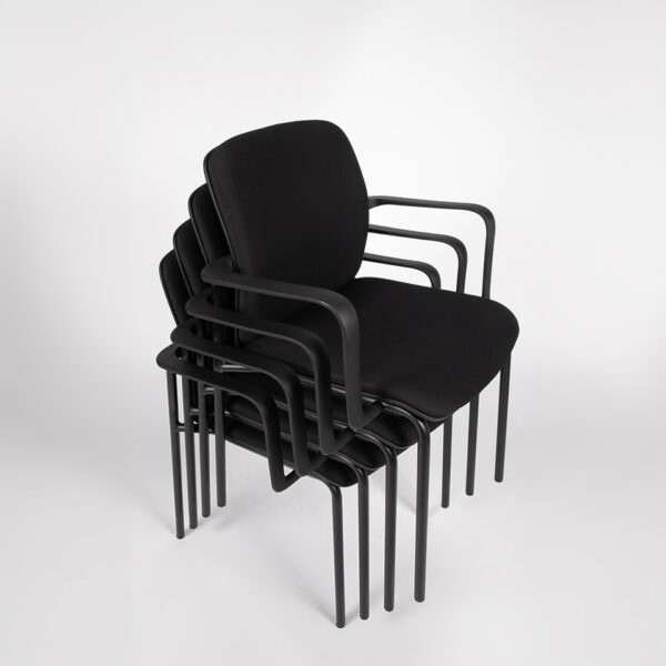 lento light ergonomischer Besucherstuhl / Konferenzstuhl mit Sitz- Rückenpad und Armlehnen schwarz auf einander gestappelt
