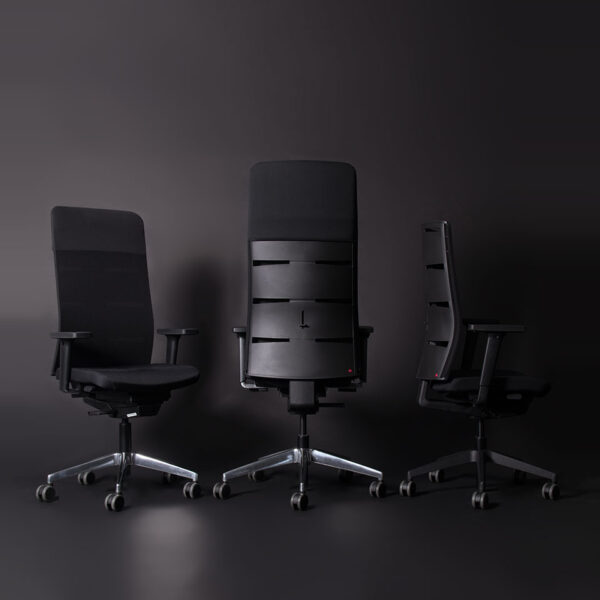 Büroplanung lento mit Ergonomischen Bürostühlen aus der Modellfamilie agilis matrix in schwarz